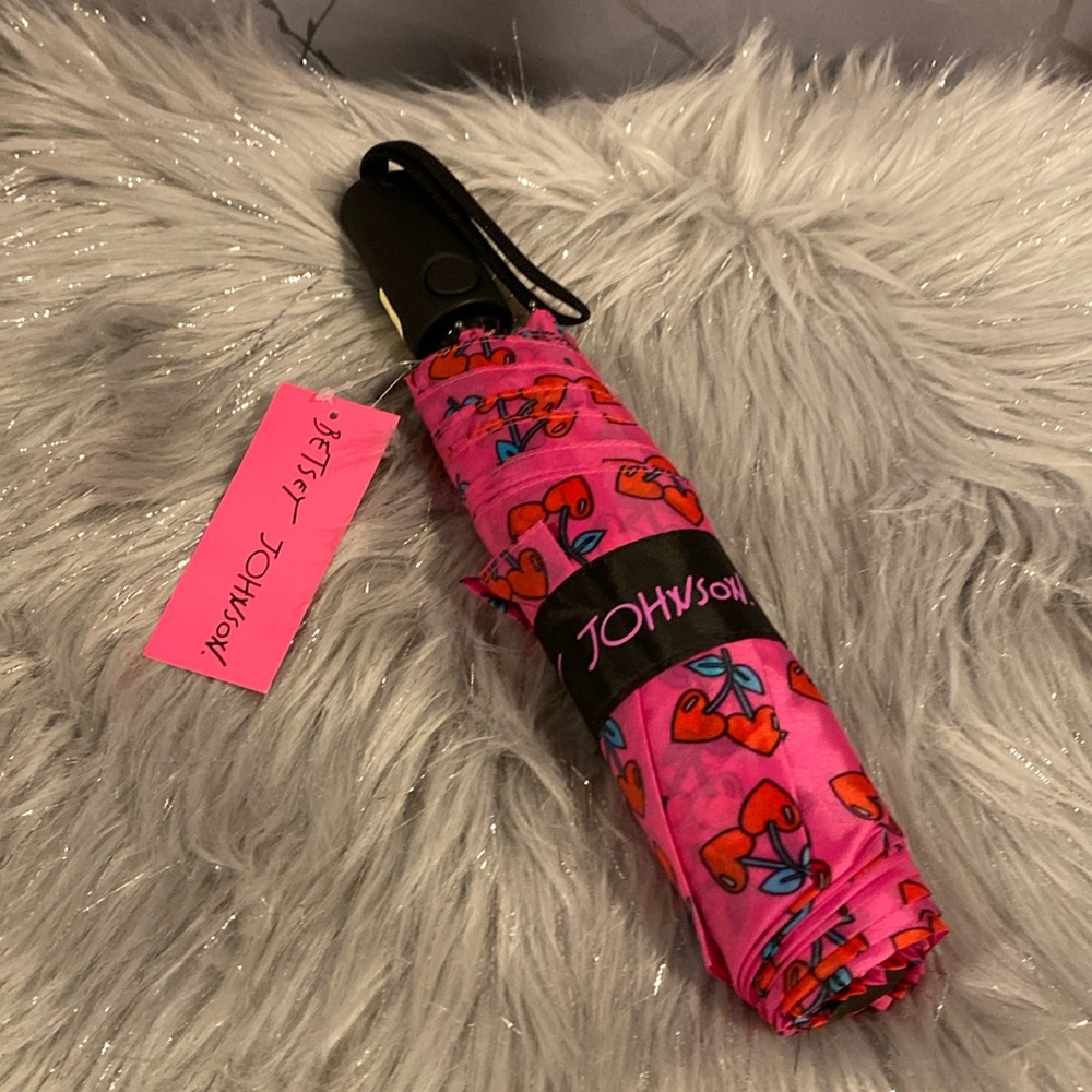 BNWT BETSEY JOHNSON Cherry Hearts Auto Open 42 Inch Umbrella